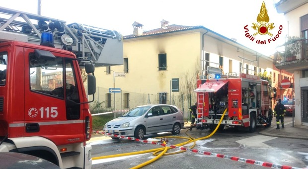 Casa in fiamme, ustionato un 62enne: appeso all'esterno di una portafinestra per proteggersi dal fuoco