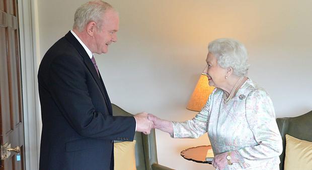 Elisabetta II incontra il vicepremier dell'Irlanda del Nord, Martin McGuinness