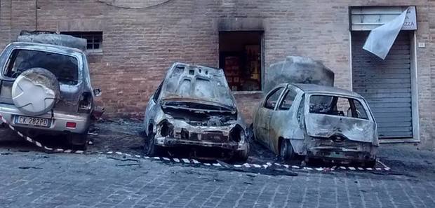 Le tre auto incendiate