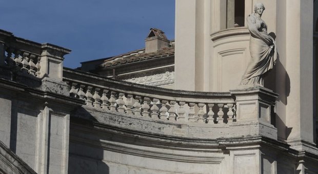 Roma, a piazza Navona sparisce il gazebo abusivo sulla chiesa di Borromini. Scattano i divieti per l'albergo