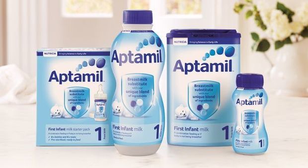 Il latte in polvere Aptamil cambia formula, genitori furiosi: «Ha fatto ammalare i nostri bambini»