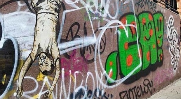 Salvini a testa in giù, il murales choc: «All'odio rispondiamo con idee, cuore e coraggio»