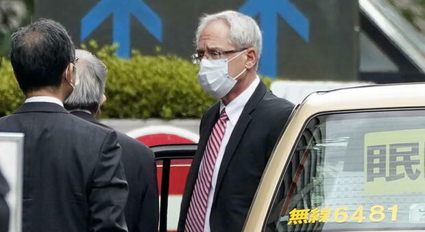 L'ex direttore operativo di Nissan Greg Kelly prima di entrare in aula a Tokyo