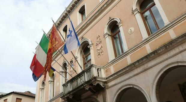 Bandiera di Israele sulla facciata del Comune di Venezia, scoppia la polemica: «Va tolta». Brugnaro: «Resta al suo posto»