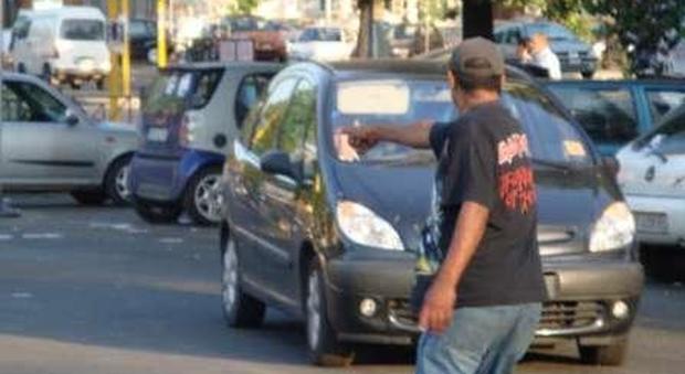 "Dammi i soldi o ti rigo la macchina": parcheggiatore abusivo arrestato per estorsione