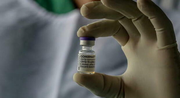 Vaccini, ok dell'Aifa alla terza dose. Il piano: a settembre i fragili, dicembre over 80 e da gennaio personale sanitario