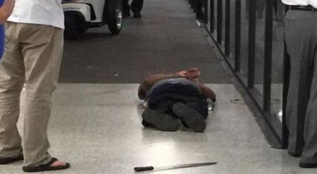 Paura all'aeroporto di New Orleans: uomo aggredisce agenti con machete e insetticida