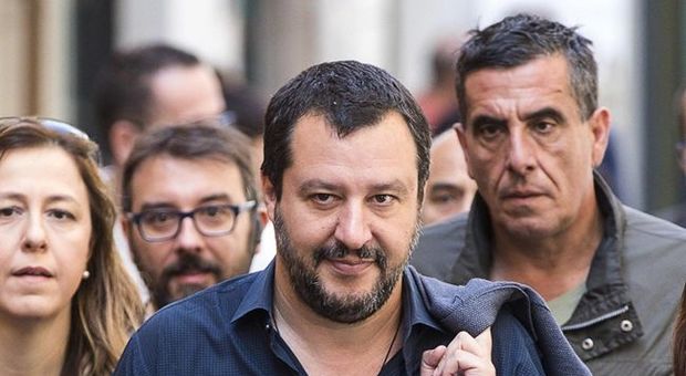 Salvini, continua il braccio di ferro sui migranti. Ed entra a gamba tesa sui vaccini: "Dieci sono troppi"