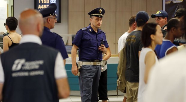 Napoli, 22enne aggredisce i poliziotti alla Stazione centrale: agente finisce in ospedale