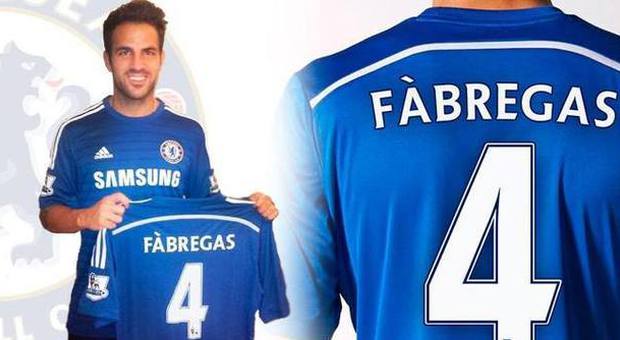 La foto postata da Fabregas con la maglia del Chelsea su Facebook
