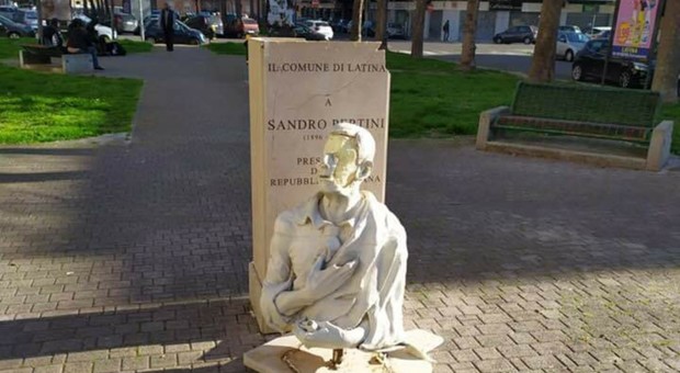 Latina, non erano vandali: il monumento a Pertini abbattuto per errore da un camioncino Abc