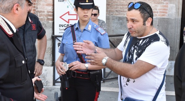 L'uomo mentre spiega ai Carabinieri che l'arma era un giocattolo del figlio