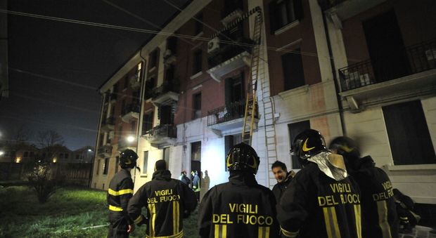Incendio in appartamento, 4 persone all'ospedale per intossicazione