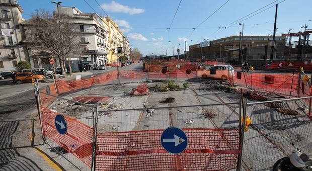 Napoli, sprofonda via Marina a tre anni dai lavori: il traffico è un incubo