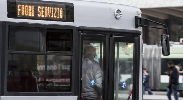 Roma, incidente tra bus Atac e Smart: feriti 5 passeggeri