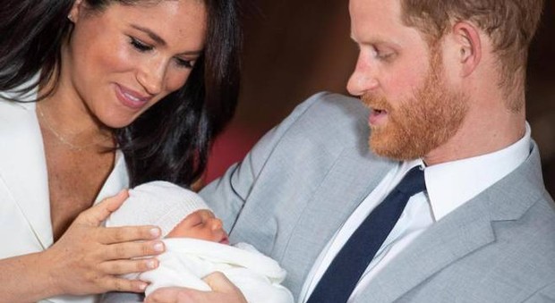 Baby Sussex, battesimo privato per Archie: Harry e Meghan deludono i fan