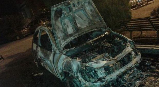 Latina, piromane scatenato: nella notte bruciate sette auto e tre scooter intorno a via Pontinia