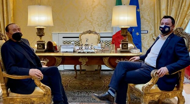Salvini va da Berlusconi e prova a isolare la Meloni. Ira FdI: «Matteo sbanda»