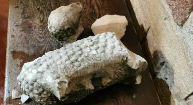 Il fregio marmoreo a forma di agnello caduto dalla facciata di palazzo dei Priori