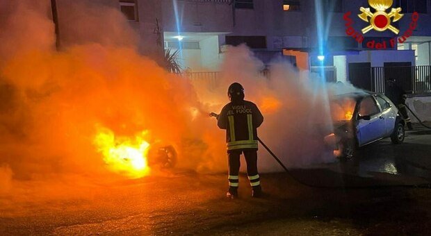 Due auto a fuoco nella notte: intervengono i Vigili del fuoco