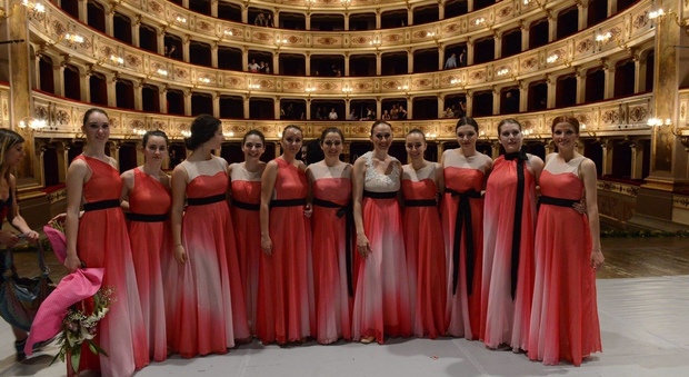 Alcune delle partecipanti della scorsa edizione sul palco del teatro Dell'Aquila