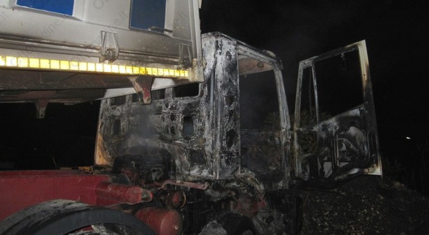 Torna l'incubo roghi a Benevento: in fiamme auto in sosta e camion