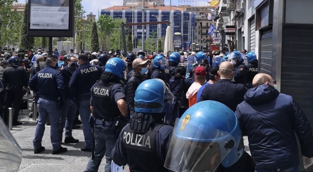 Coronavirus a Napoli: maxi assembramento in piazza Garibaldi per i pacchi alimentari, interviene la polizia