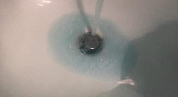 Acqua azzurra dai rubinetti di diverse case del Napoletano: protestano i residenti