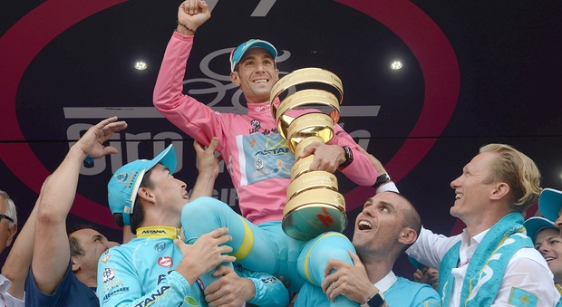 Nibali: «Ho vinto il Giro attaccando Kruijswijk in discesa. E le montagne mi hanno dato una mano. Adesso penso ad aiutare Aru al Tour»