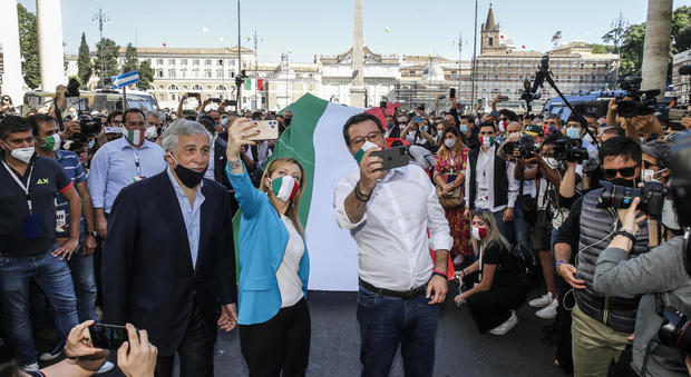 immagine Centrodestra in piazza a Roma con Salvini, Meloni e Tajani