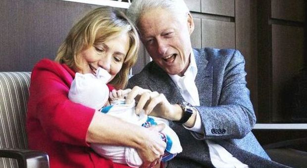 Hillary e Bill Clinton con la nipote Charlotte