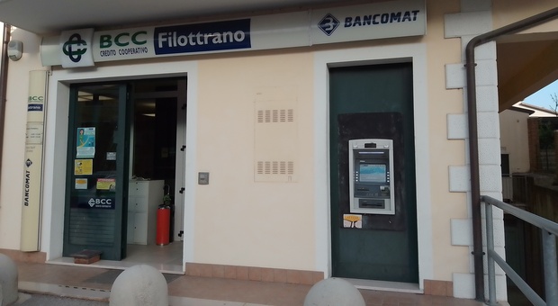 Colpo lampo in banca a Cingoli, i ladri evitano spicci e bancomat puntando la cassaforte: fuga sull'auto rubata con 20mila euro