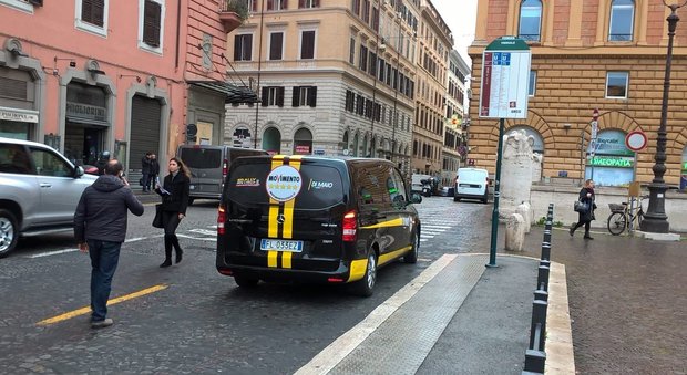 Di Maio e Grillo al Viminale per il nuovo simbolo M5S lasciano il furgone in divieto di sosta