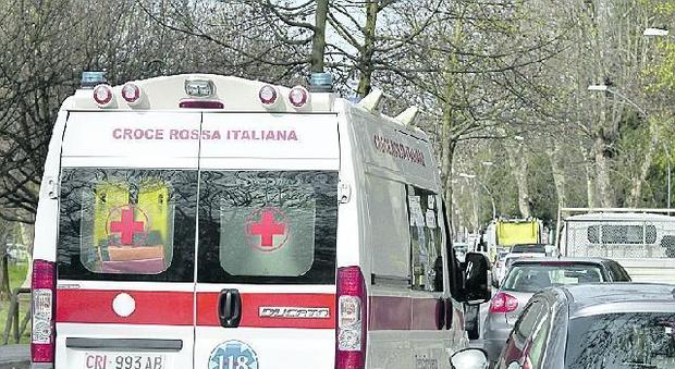 Ca' Foncello, auto in sosta sulla strada: ambulanze bloccate