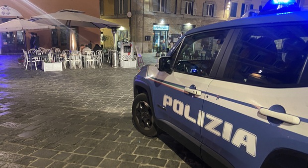 La mamma del 17enne aggredito in piazza del Papa: «Mio figlio pestato e schernito, ora prendeteli»
