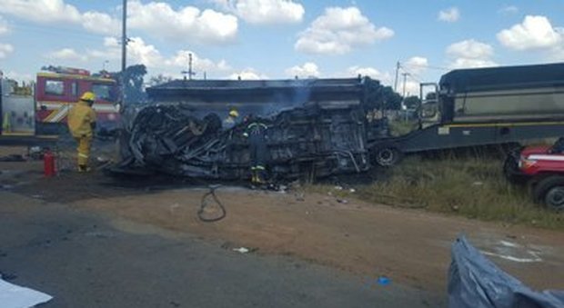 Schianto choc tra bus e camion, almeno 20 bimbi morti carbonizzati