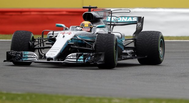 Gp di Silverstone, Hamilton pole confermata: la Ferrari di Raikkonen è seconda, Vettel terzo
