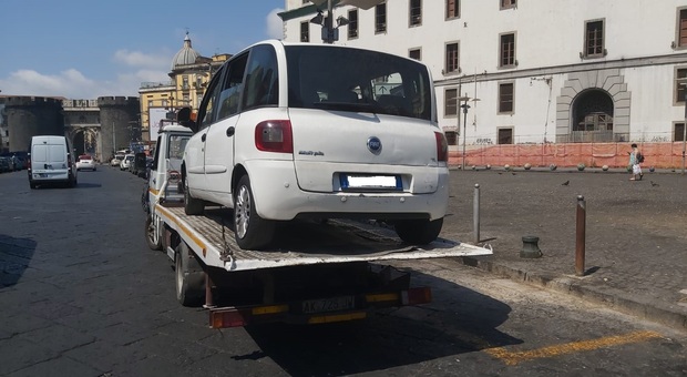 Napoli, scacco matto ai tassisti abusivi: autista con patente scaduta e senza rc auto