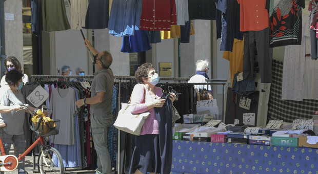 Il mercato del giovedì con mascherina in piazza a Rovigo