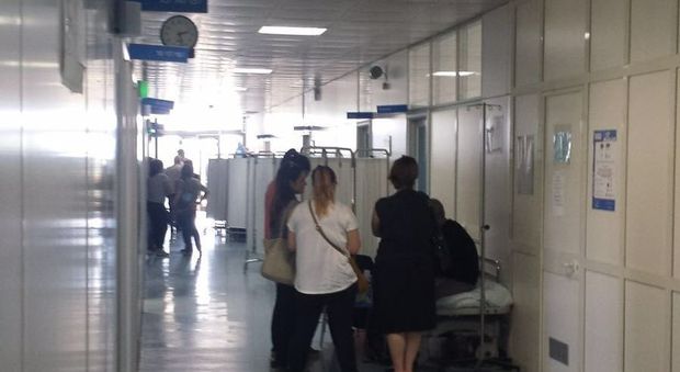 Pozzuoli, ospedale nel caos boom di pazienti in barella