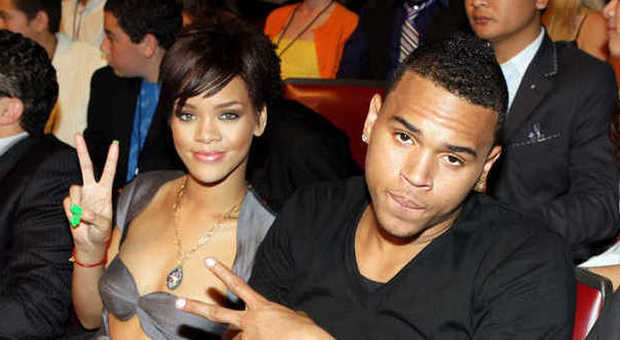 Rihanna e il fidanzato Chris Brown, notoriamente violento