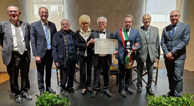 Dino Caramel, storico ristoratore e celebre chef, riceve il premio "Sesto in Sylvis": «Tante celebrità alla sua tavola»