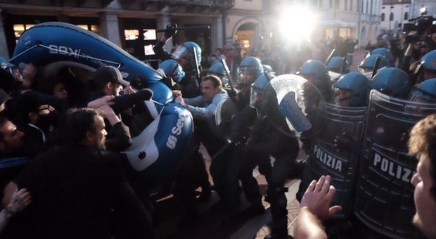 Tensione per Salvini: violente cariche della polizia