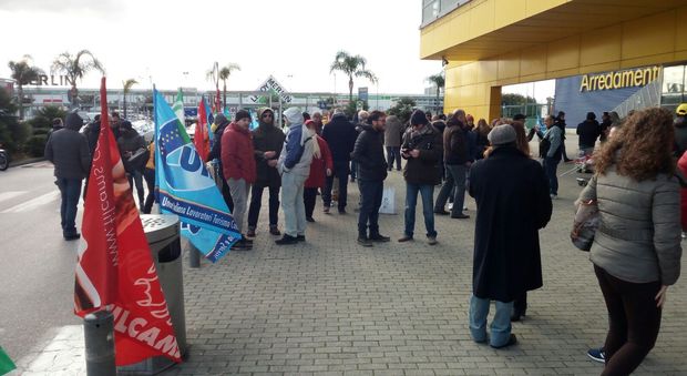 Dipendenti Ikea Afragola in sciopero «Vicini alla mamma licenziata»