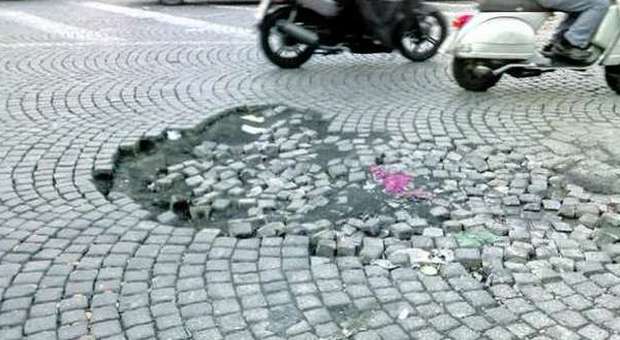 Roma, Marino: «Via i sampietrini dalle strade ​del centro dove passano mezzi pesanti»