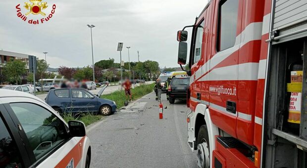 Ancona, frontale tra due auto: conducente salvato dai Vigili del Fuoco