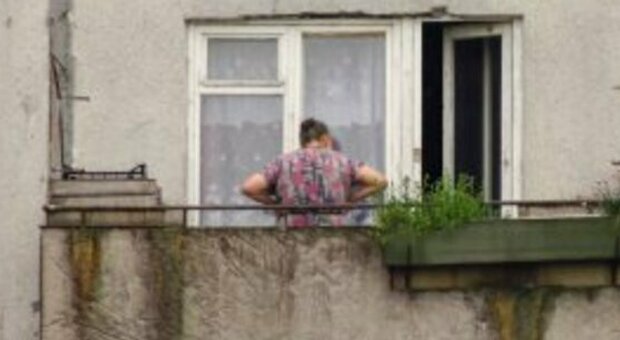 Mamma anziana chiusa fuori al balcone dal figlio, tragedia sfiorata: i due avevano litigato per l'eredità. «Anni di vessazioni»