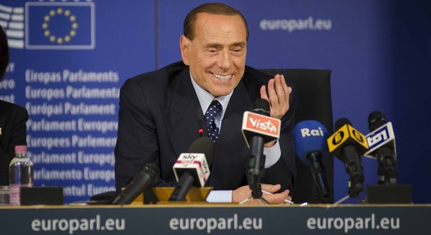 Berlusconi a sorpresa dagli industriali a Capri. E a Bruxelles annuncia: al governo con 12 tecnici