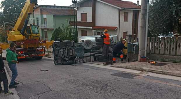Incidente a Mondolfo, camion dell'immondizia si sfrena e si schianta su una cancellata. I residenti: «Pensavamo al terremoto»