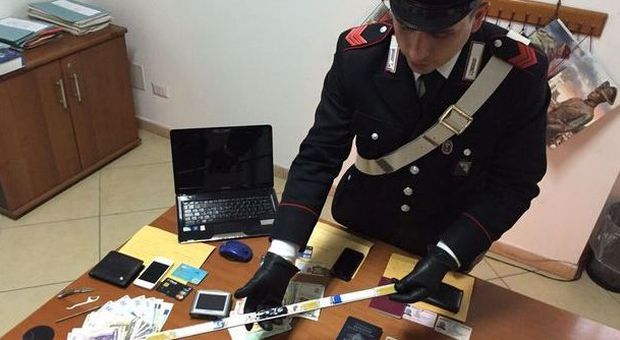 Roma, skimmer e telecamera in ufficio postale per clonare bancomat: due arresti